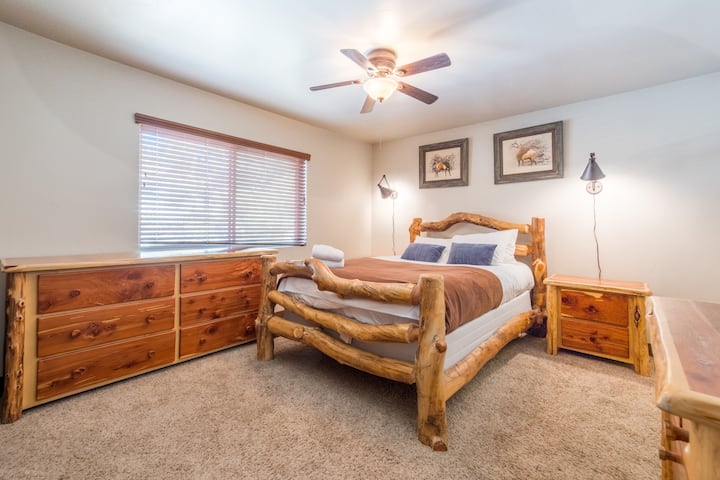 تحتوي غرفة النوم 3 على سرير بحجم وسط وحمام داخلي.