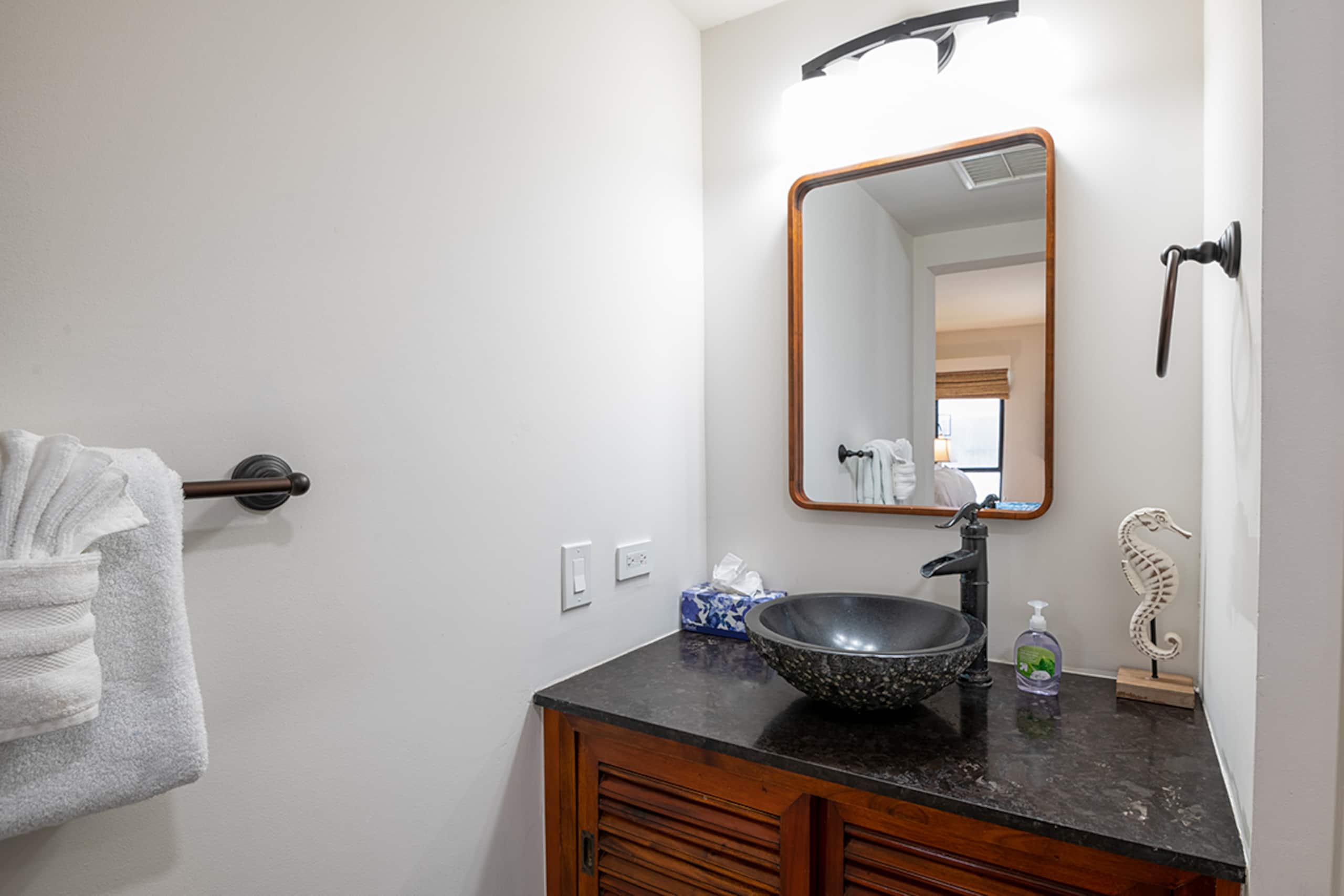 Condo in Kailua-Kona · ★4.89 · 3 bedrooms · 3 beds · 2.5 baths - Image 19
