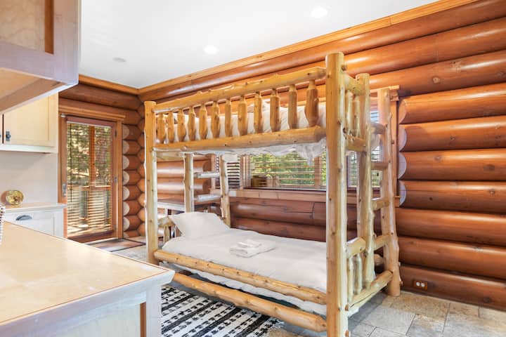 Chumba cha 5 cha kulala kina kitanda cha ghorofa cha Twin-over-Twin.