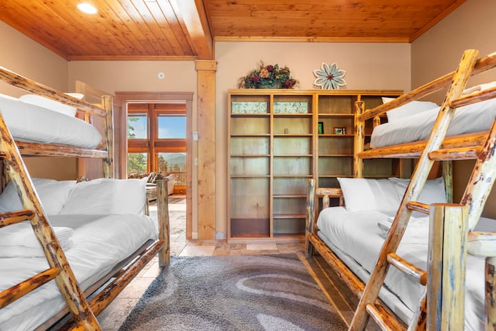 Chumba cha 4 cha kulala kina kitanda 2 cha ghorofa mbili.