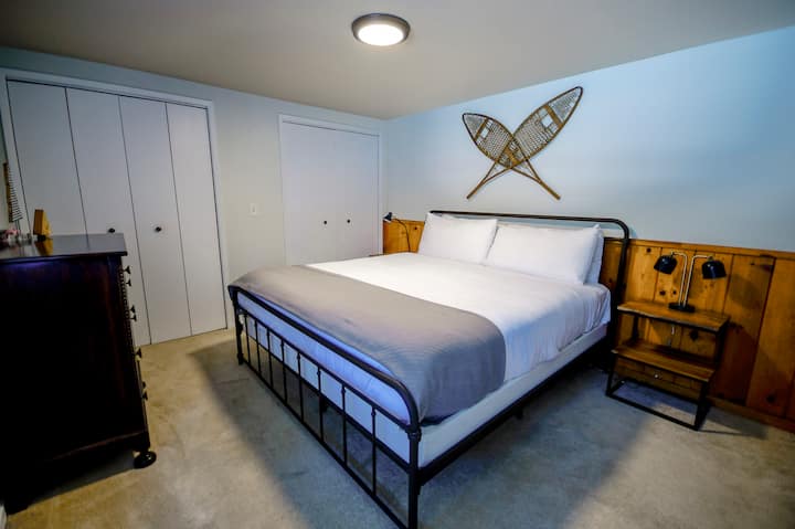 Chumba cha kulala cha msingi kina kitanda cha mfalme.