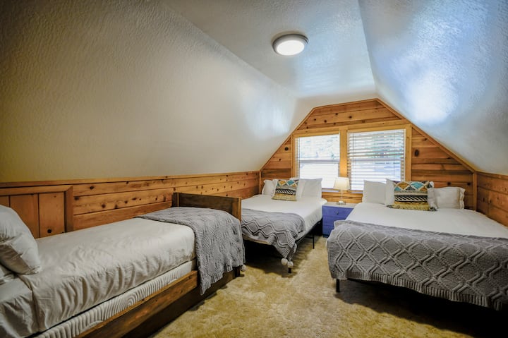 Chumba cha 3 cha kulala kina vitanda 2 vya kifalme na kitanda pacha.