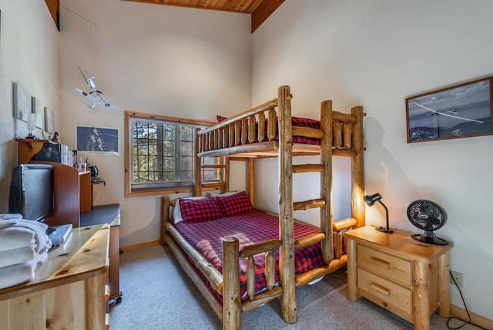 تحتوي غرفة النوم 3 على سرير مزدوج على سرير بطابقين بحجم كبير.