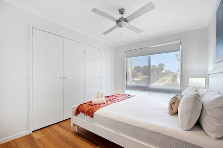 Მეორე საძინებელში დგას საწოლი Queen