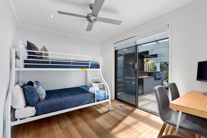 მესამე საძინებელში არის ორსართულიანი საწოლი (ორადგილიანი/ერთადგილიანი ზედა ნაწილი) სამუშაო მაგიდით