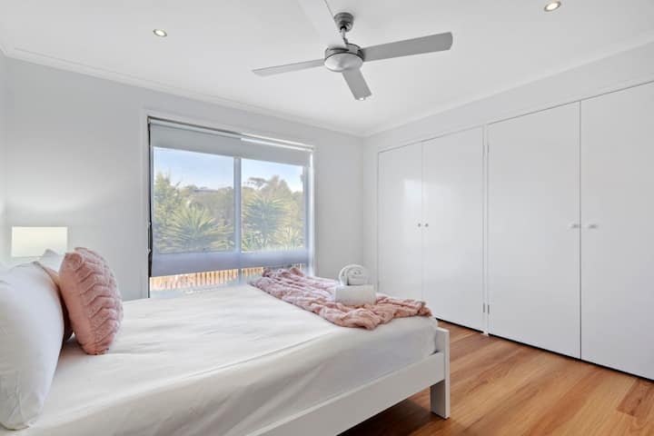 Მთავარ საძინებელში არის საწოლი „Queen“, სააბაზანო და სმარტ-ტელევიზორი Netflix-ით