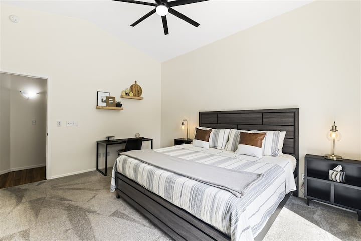 ห้องนอน 1 I เตียงคิงไซส์ I ห้องน้ำในตัว I ชานบ้านฉันเข้าถึงพื้นที่ทำงานโดยเฉพาะ