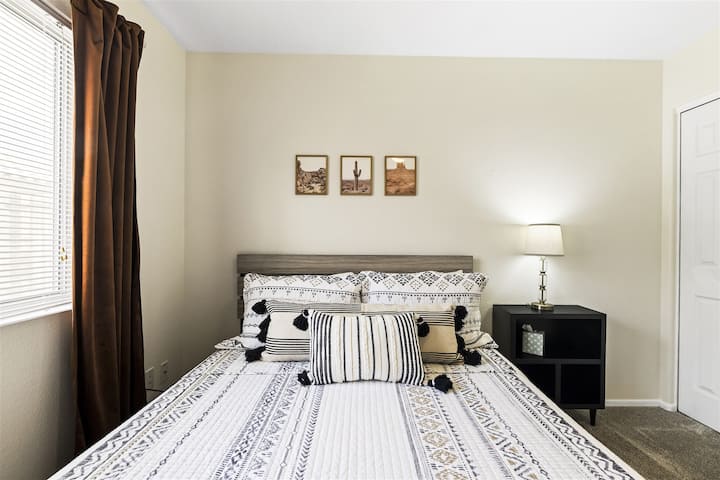 ห้องนอน 3 I เตียงควีนไซส์