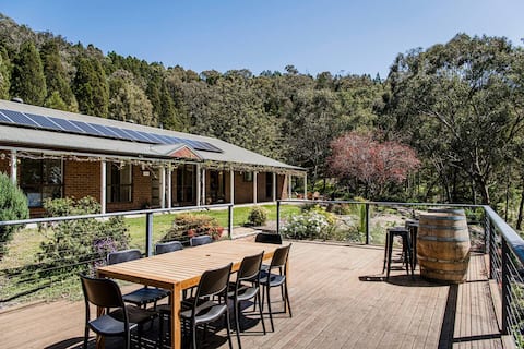Omaroo: A Homestead Escape amongst Rolling Hills