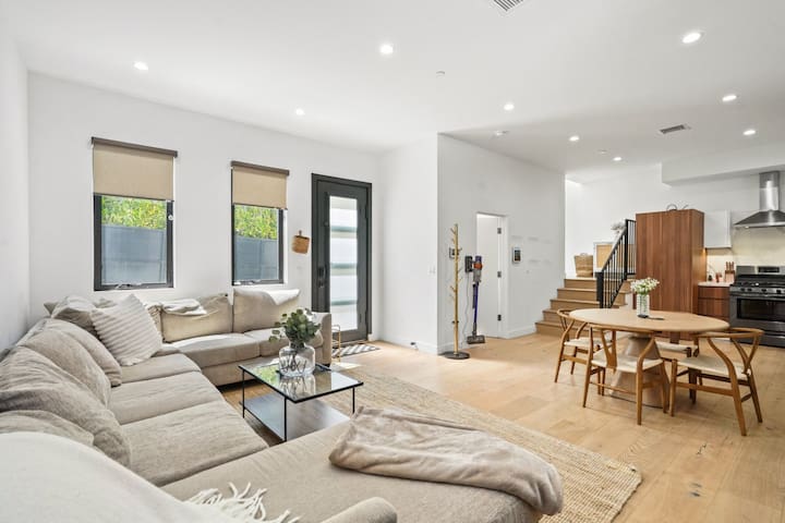 Stylish & Modern House w/ Yard, Gated Parking