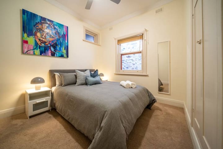 Acomódate en el segundo dormitorio, que ofrece una cama tamaño queen y un ventilador de techo en un entorno tranquilo y sin complicaciones.