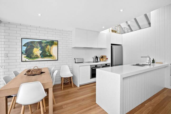 One At Eight gallery image 4