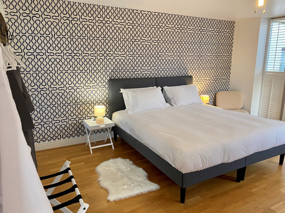 Duerme con comodidad de lujo en una cama y colchón Emma, con ropa de cama de algodón White Company.