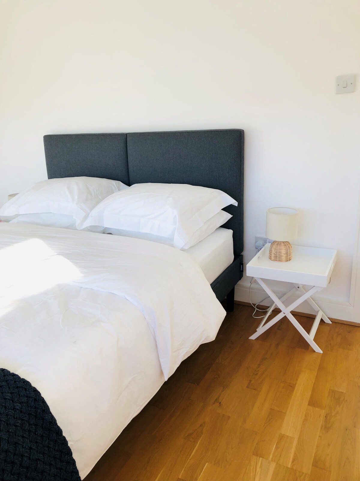 Duerme con comodidad de lujo en una cama y colchón Emma, con ropa de cama de algodón White Company.