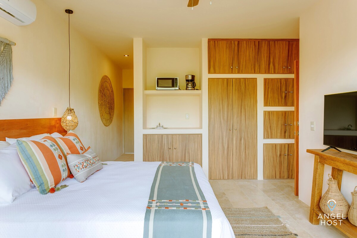 Spavaća soba 1 ima čajnu kuhinju i lijep ormar