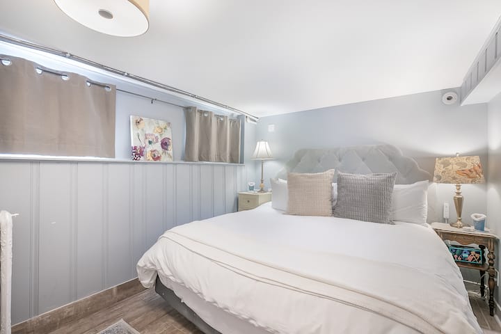 Dormitorio3 con cama tamaño king.
