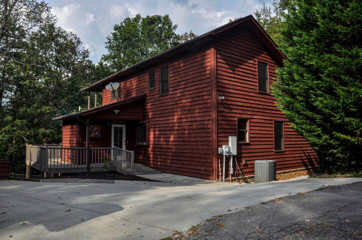 Great Mountain Cabin Rentals managed Airbnb listing 3
