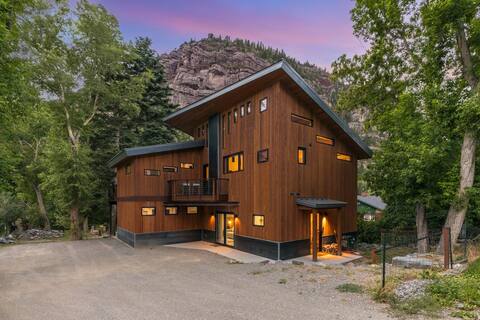 Ultra Modern Home- Close to Downtown- Hot Tub