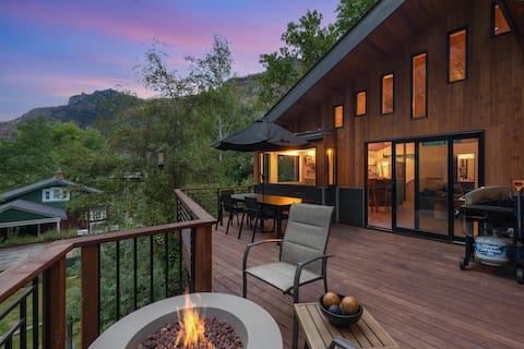 Ultra Modern Home- Close to Downtown- Hot Tub