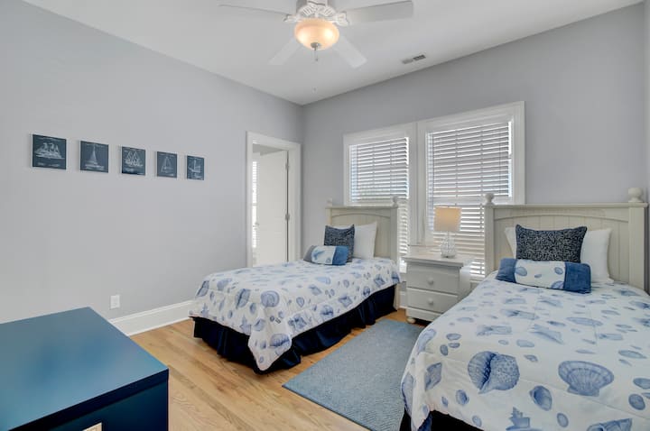 La chambre 5 dispose d'un lit simple.