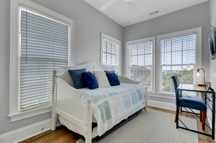 La chambre 7 dispose d'un lit de repos avec un lit gigogne.