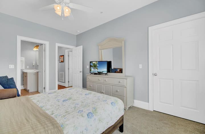 La chambre 2 dispose d'un lit queen.