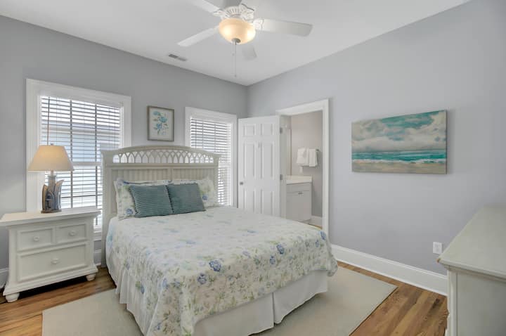 La chambre 6 dispose d'un lit Queen et d'une salle de bain attenante.