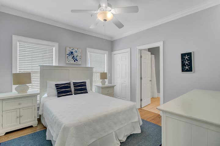 La chambre 1 dispose d'un lit Queen et d'une salle de bain attenante.