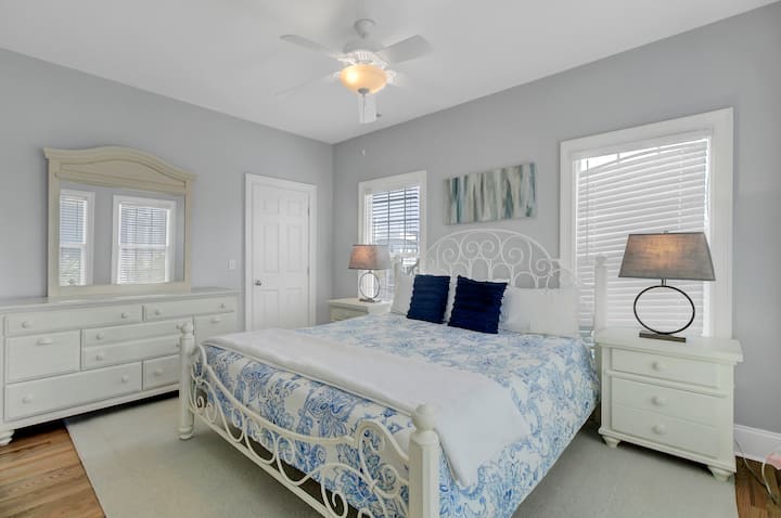 La chambre 4 dispose d'un lit king size et d'une salle de bain attenante.