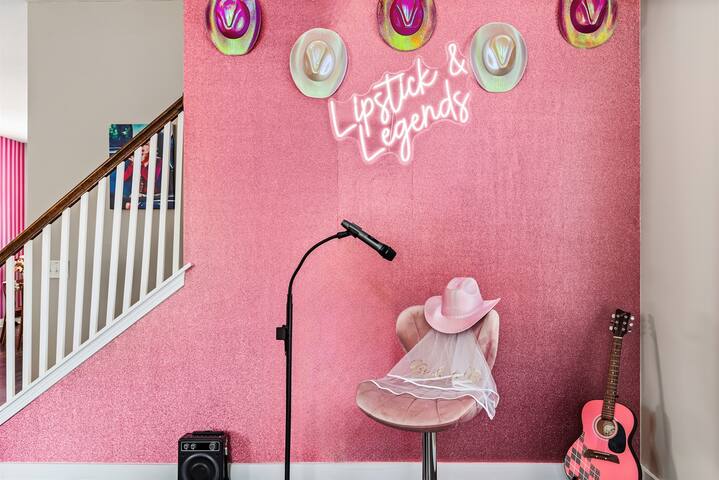 Lipstick & Legends-Pool-2 Miles 2 Downtown-Hot Tub