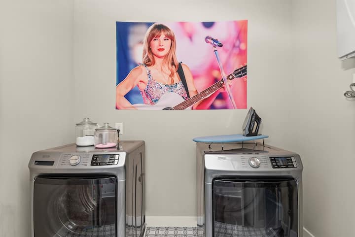 2 colchones de piso individuales guardados en la lavandería.