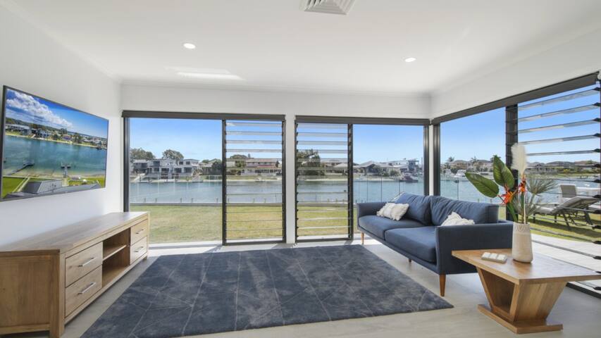 Floating On The Canals – 80 Commodore Cres gallery image 3