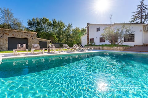 Villa Mediterranea -Large Garden, Pool and Hot tub