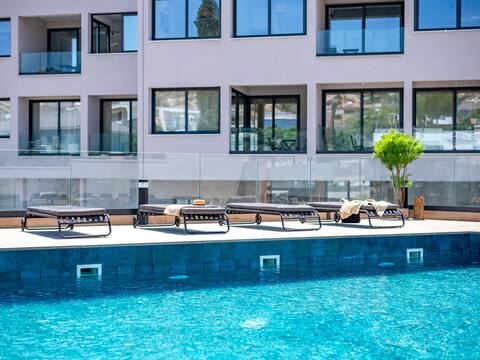 Sanders River Plaza - Cool 2-Bdr Apt with Balcony