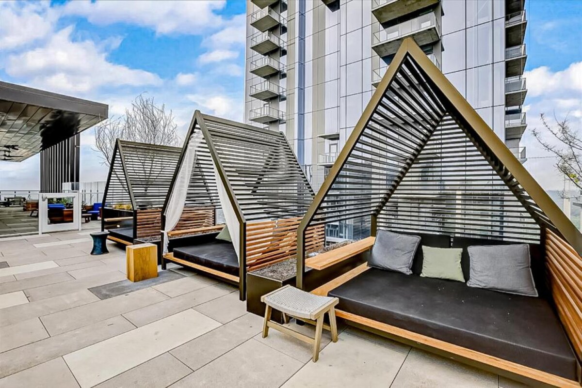 Brand New Rainey Street Condo w/ City & Lake View