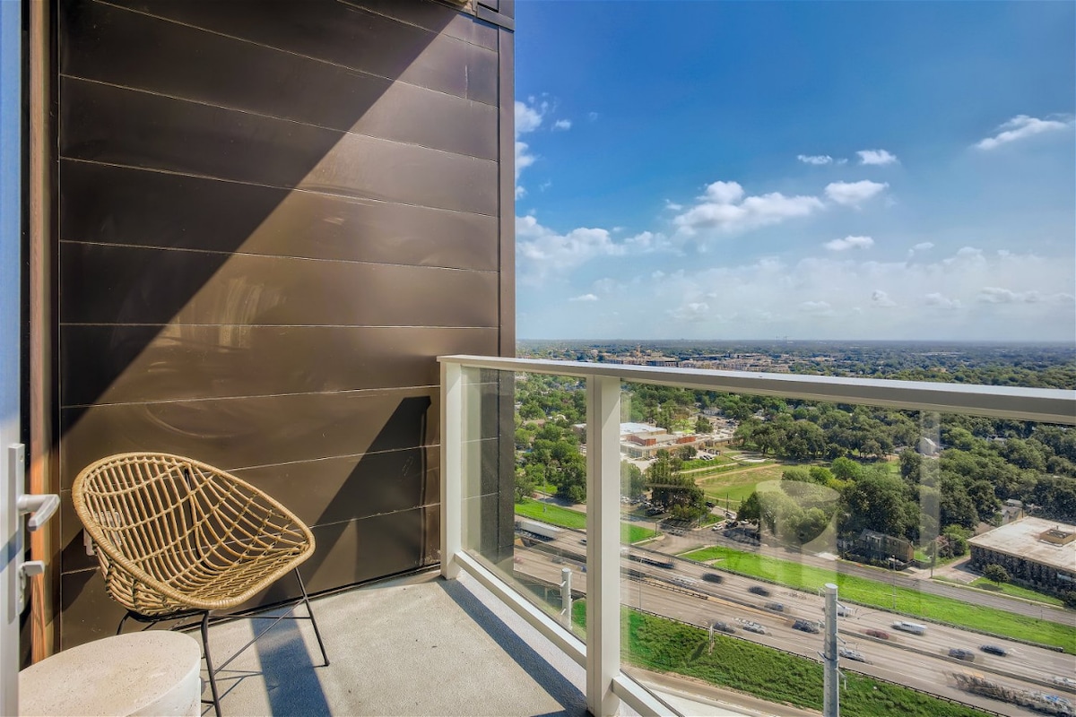 Brand New Rainey Street Condo w/ City & Lake View