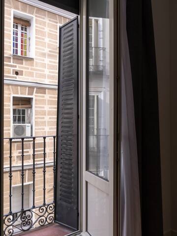 limehome Madrid S. Lorenzo | 2Bedroom Apt +Balcony gallery image 3