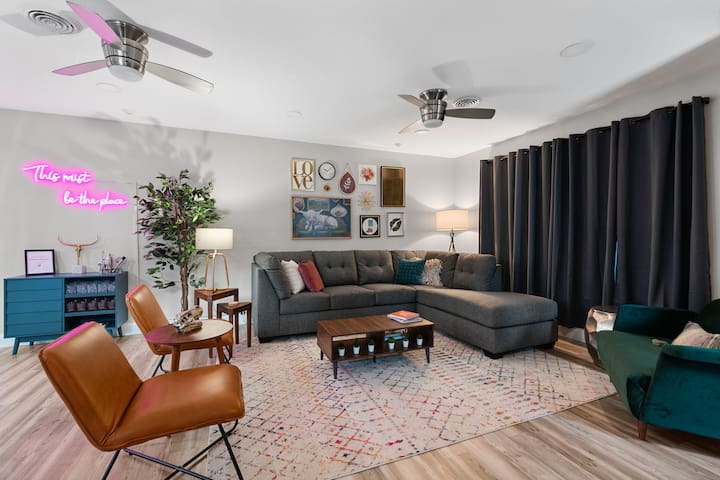 Glamorous Bungalow-5 min to DT Austin gallery image 4