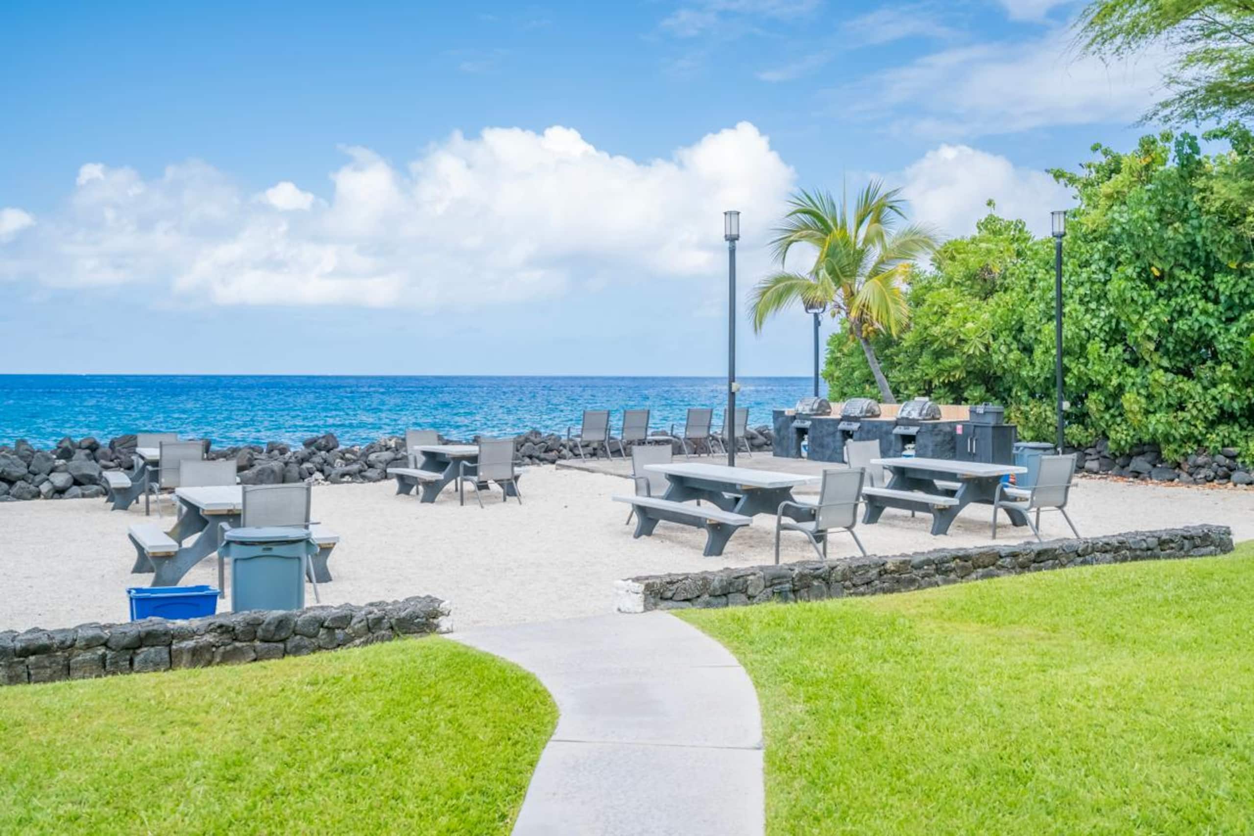 Condo in Kailua-Kona · ★5.0 · 1 bedroom · 2 beds · 1 private bath - Image 23
