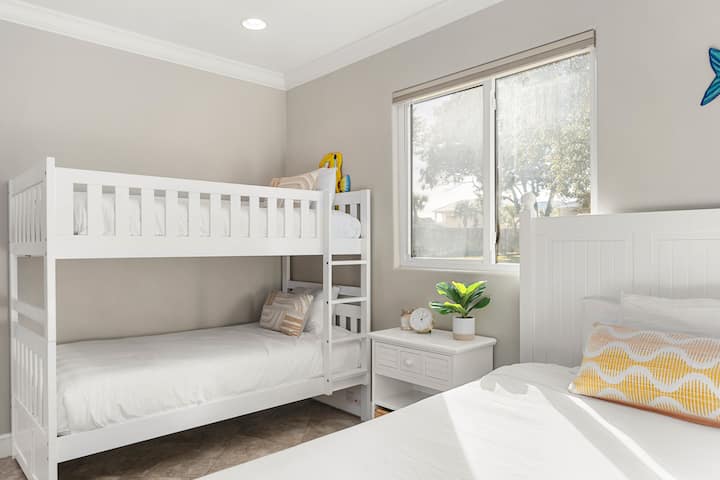 Საძინებელში არის ორსაწოლიანი ორსართულიანი საწოლი და სრული საწოლი.