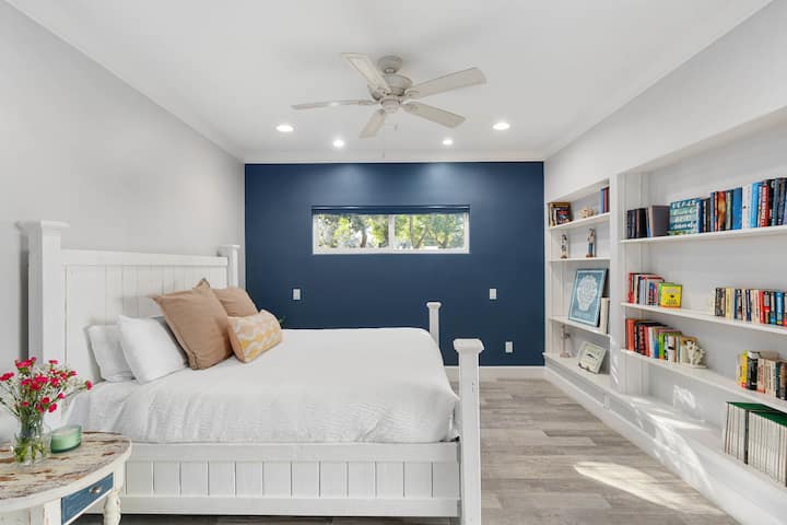 Ძირითადი საძინებელში არის საწოლი 193 × 203 სმ და ცალკე სააბაზანო.