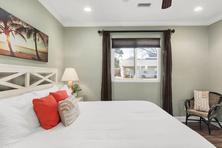 Საძინებელში არის 2 საწოლი 152 × 203 სმ და ცალკე სააბაზანო.