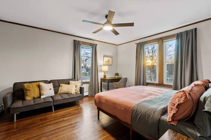 KING - BR W/ WORK DESK  & FUTON