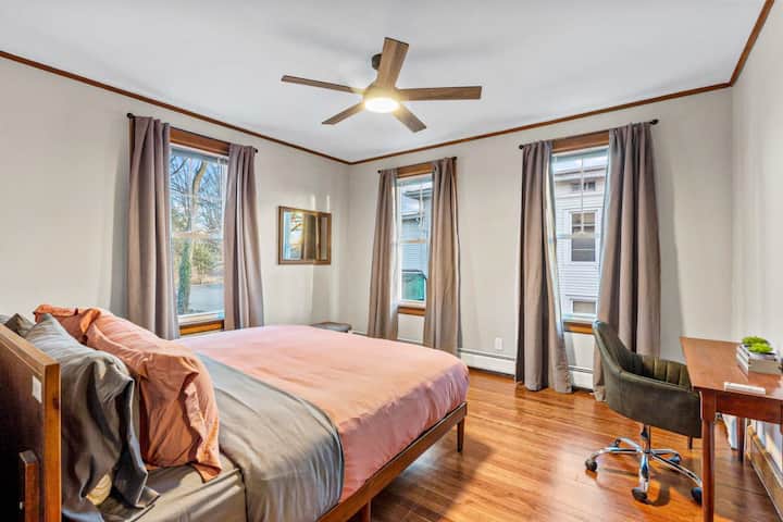 KING - BR W/TAVOLINË PUNE