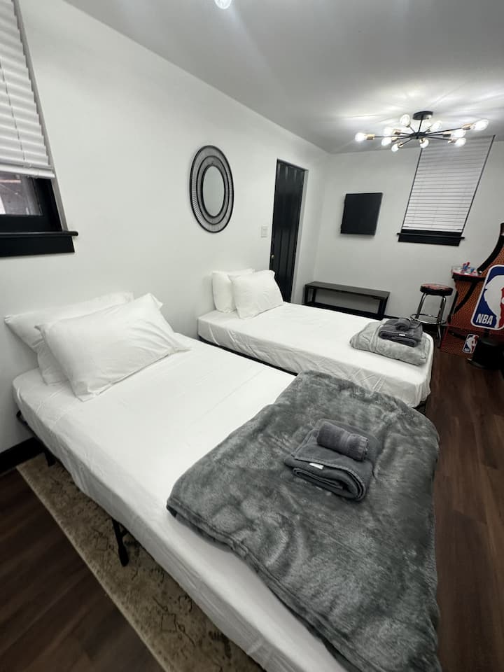 Disfruta de una diversión sin fin en el juego y el dormitorio con el arcade NBA Jam, dardos, mini mesa de billar, hockey de aire, bolos y juegos de mesa como Jenga y UNO. También hay dos camas individuales disponibles en esta habitación, así como una entrada/salida independiente. ¿Necesitas más espacio para dormir?