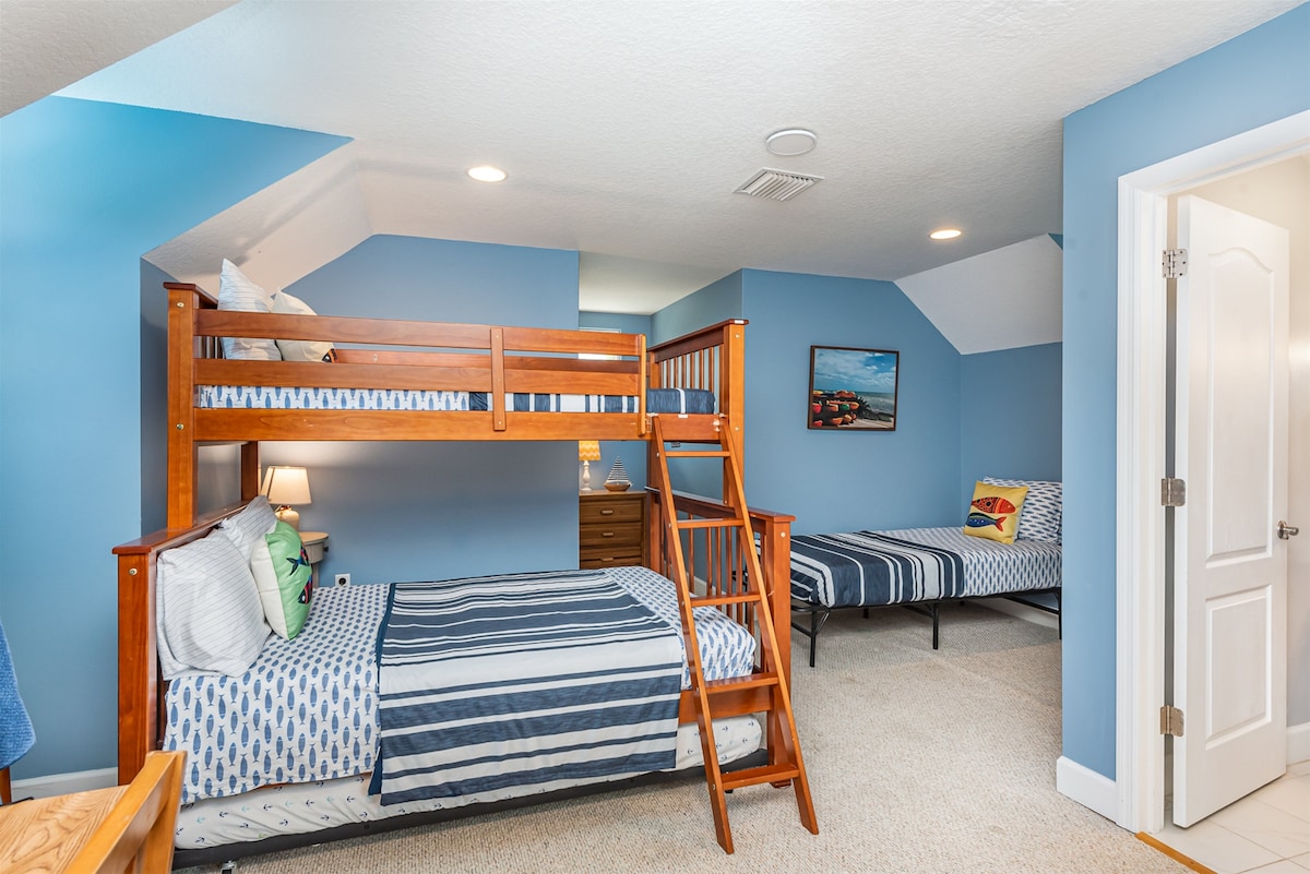 Slaapkamer met stapelbedden (2e verdieping) met stapelbedden en eenpersoonsbed