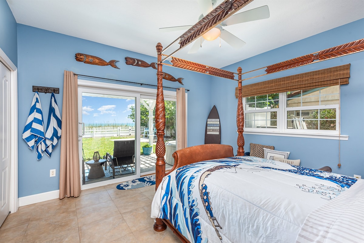 Slaapkamer met queensize bed en uitzicht op de oceaan 1e verdieping