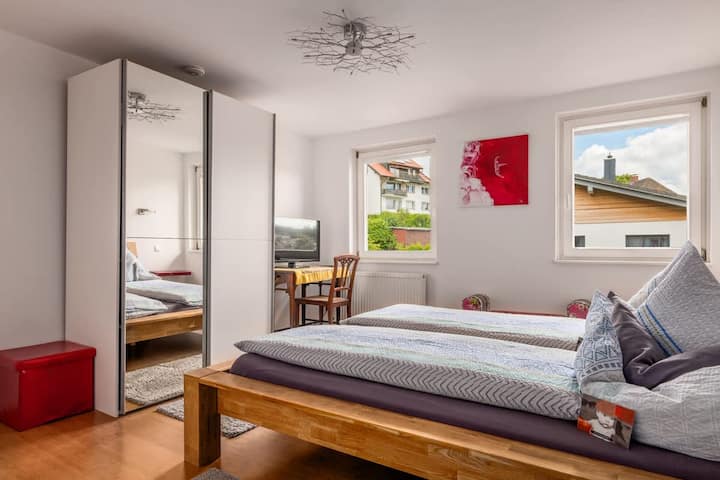 Großer Spiegel im Kleiderschrank und ein Arbeitsplatz vorhanden 