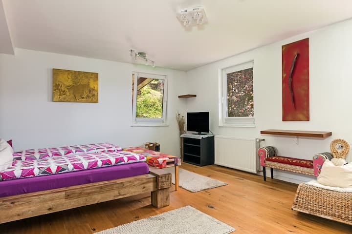 Geräumiges Schlafzimmer mit Doppelbett 