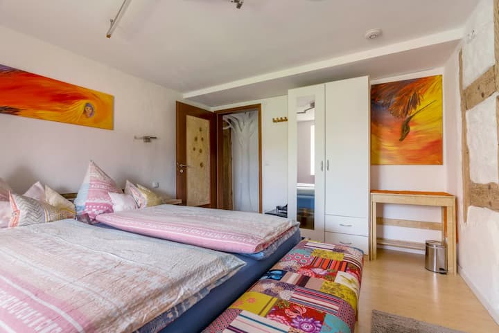 Doppelzimmer mit Kingsize-Doppelbett und Kleiderschrank 